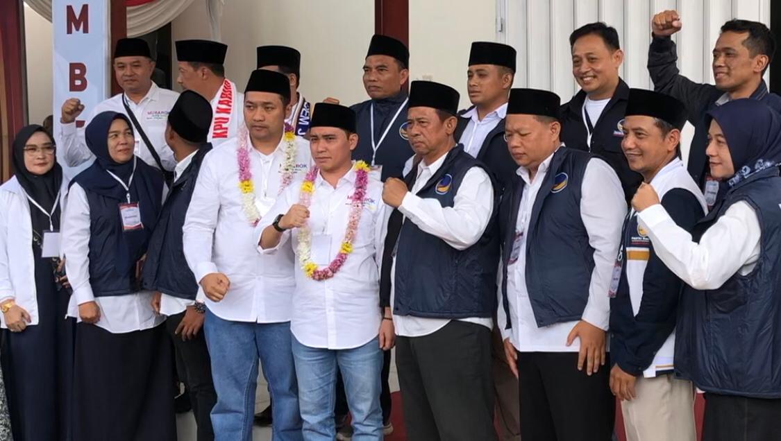 Muhammad Al Barraa dan Muhammad Rizal Oktavian saat foto bersama usai mendaftarkan diri sebagai Bacabup dan Bacawabup Mojokerto (Andy / Redaksi Kabarterdepan.com)