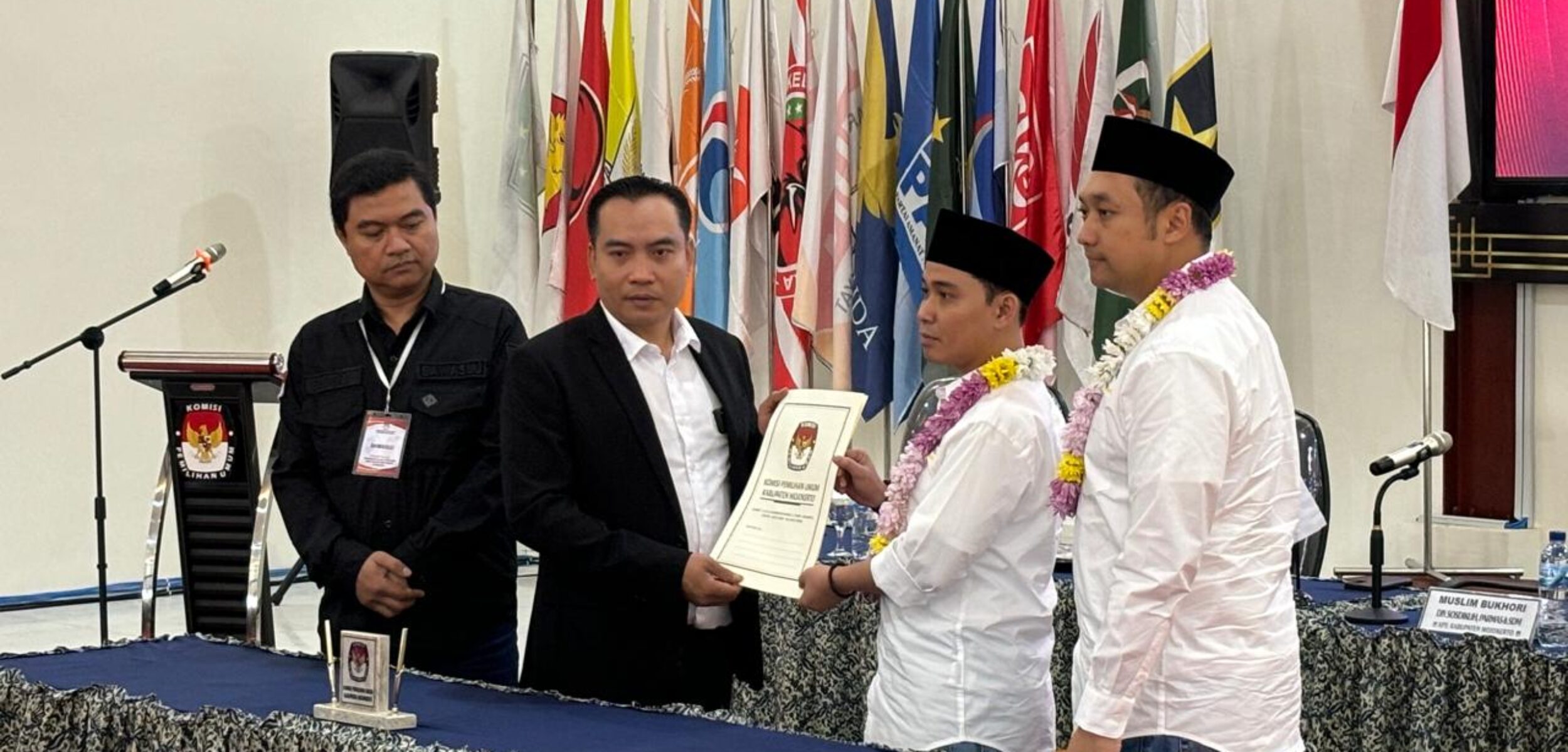 Muhammad Al Barraa dan Muhammad Rizal Oktavian mendaftarkan diri sebagai Bacabup dan Bacawabup ke KPU Mojokerto (Andy / Redaksi Kabarterdepan.com)