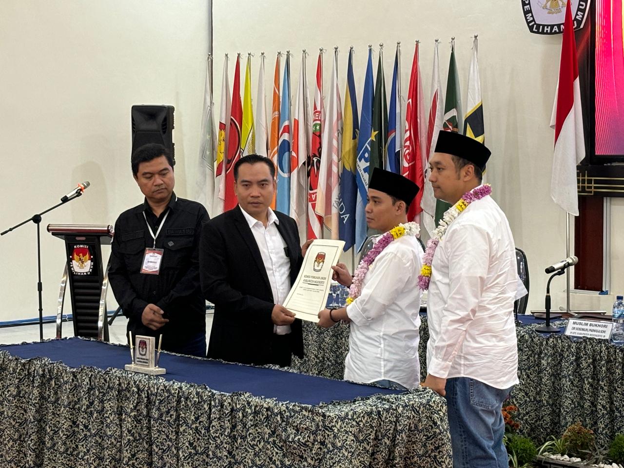 Muhammad Al Barraa dan Muhammad Rizal Oktavian mendaftarkan diri sebagai Bacabup dan Bacawabup ke KPU Mojokerto (Andy / Redaksi Kabarterdepan.com)