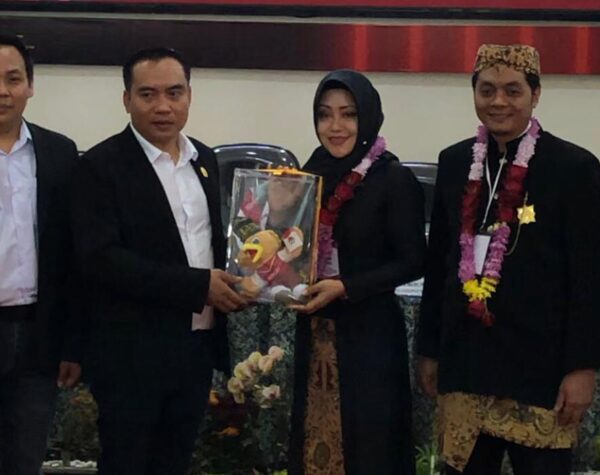 Giliran Paslon Bupati Petahana Idola Mendaftar ke KPU Mojokerto, Ini 4 Visinya