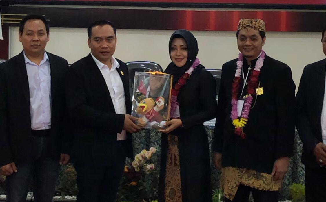 Petahana, Ikfina Fahmawati bersama Sa’dullah Syarofi menyerahkan berkas pendaftaran kepada Ketua KPU Kabupaten Mojokerto, Afnan Hidayat, Rabu (28/8/2024) (Andy / Kabarterdepan.com) 