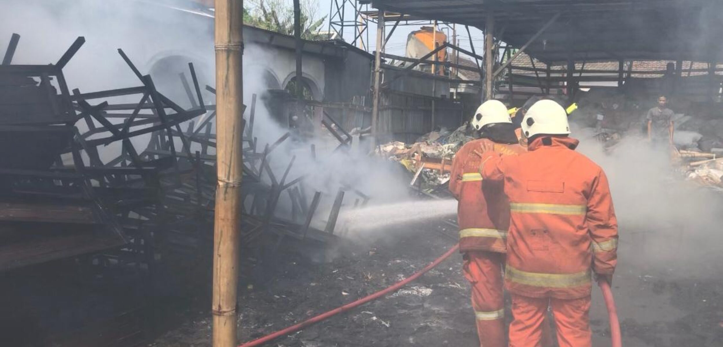 Petugas Damkar melakukan pembahasan di sebuah gudang penyimpanan rongsokan milik Yosi di Desa Ngimbangan, Kecamatan Mojosari, Kabupaten Mojokerto ludes terbakar, Jumat (30/8/2024) siang (Andy / Kabarterdepan.com) 