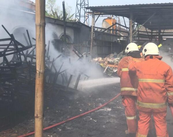 Diduga Tersulut Putung Rokok, Gudang Rongsokan di Mojokerto Ludes Diamuk Si Jago Merah