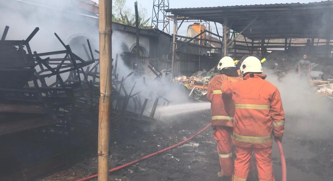 Petugas Damkar melakukan pembahasan di sebuah gudang penyimpanan rongsokan milik Yosi di Desa Ngimbangan, Kecamatan Mojosari, Kabupaten Mojokerto ludes terbakar, Jumat (30/8/2024) siang (Andy / Kabarterdepan.com) 