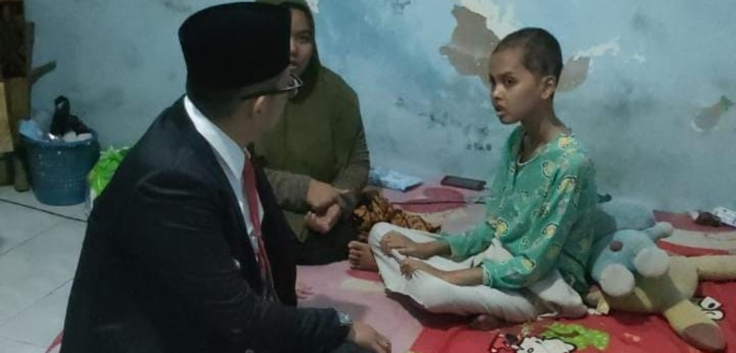 Jenguk Gadis Yatim Piatu Penderita Tumor Uterus di Kota Mojokerto, Mas Pj: Semangat Nduk Ya