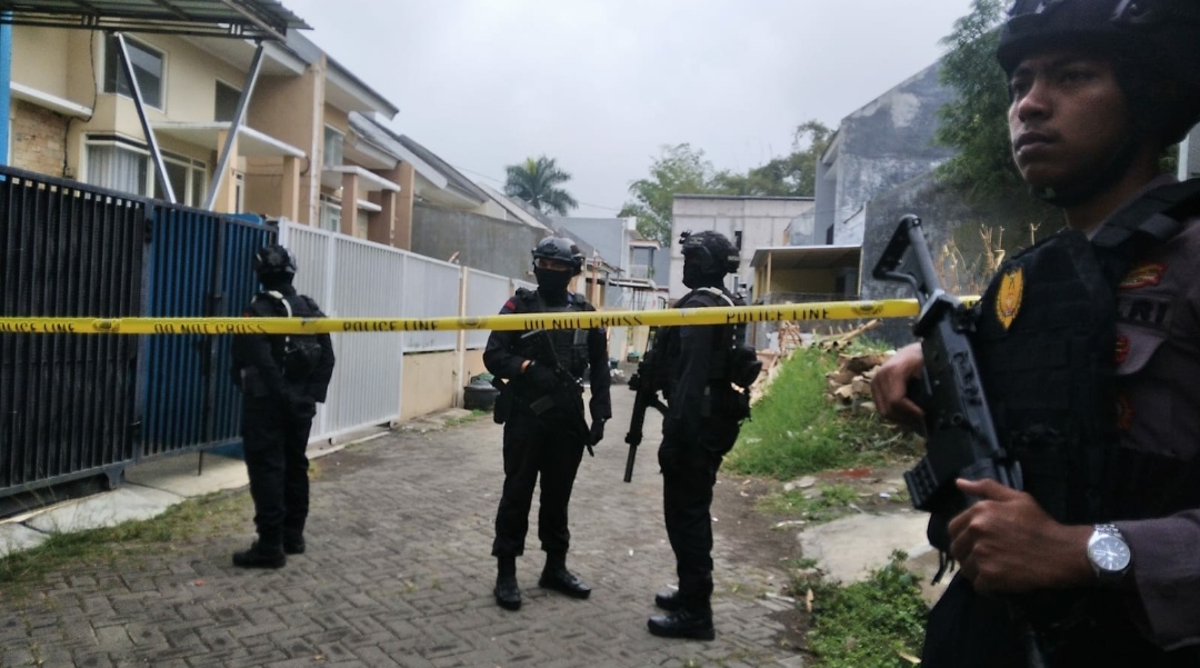 Tim Densus 88 Anti Teror Mabes Polri bersama Polda Jatim dan Polres Batu, saat tenga melakukan pengamanan di Perumahan Bunga Tanjung, di Dusun Jeding, Desa Junrejo, Kecamatan Batu, Kota Batu, usai penangkapan terduga teroris. (Yan)