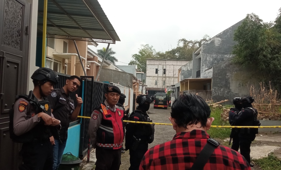 IMG 20240801 132833 1 Tim Densus 88 Anti Teror Mabes Polri bersama Polda Jatim dan Polres Batu, hingga kini masih melakukan pengamanan di Perumahan Bunga Tanjung, di Dusun Jeding, Desa Junrejo, Kecamatan Batu, Kota Batu, usai penangkapan terduga teroris. (Yan/kabarterdepan.com)