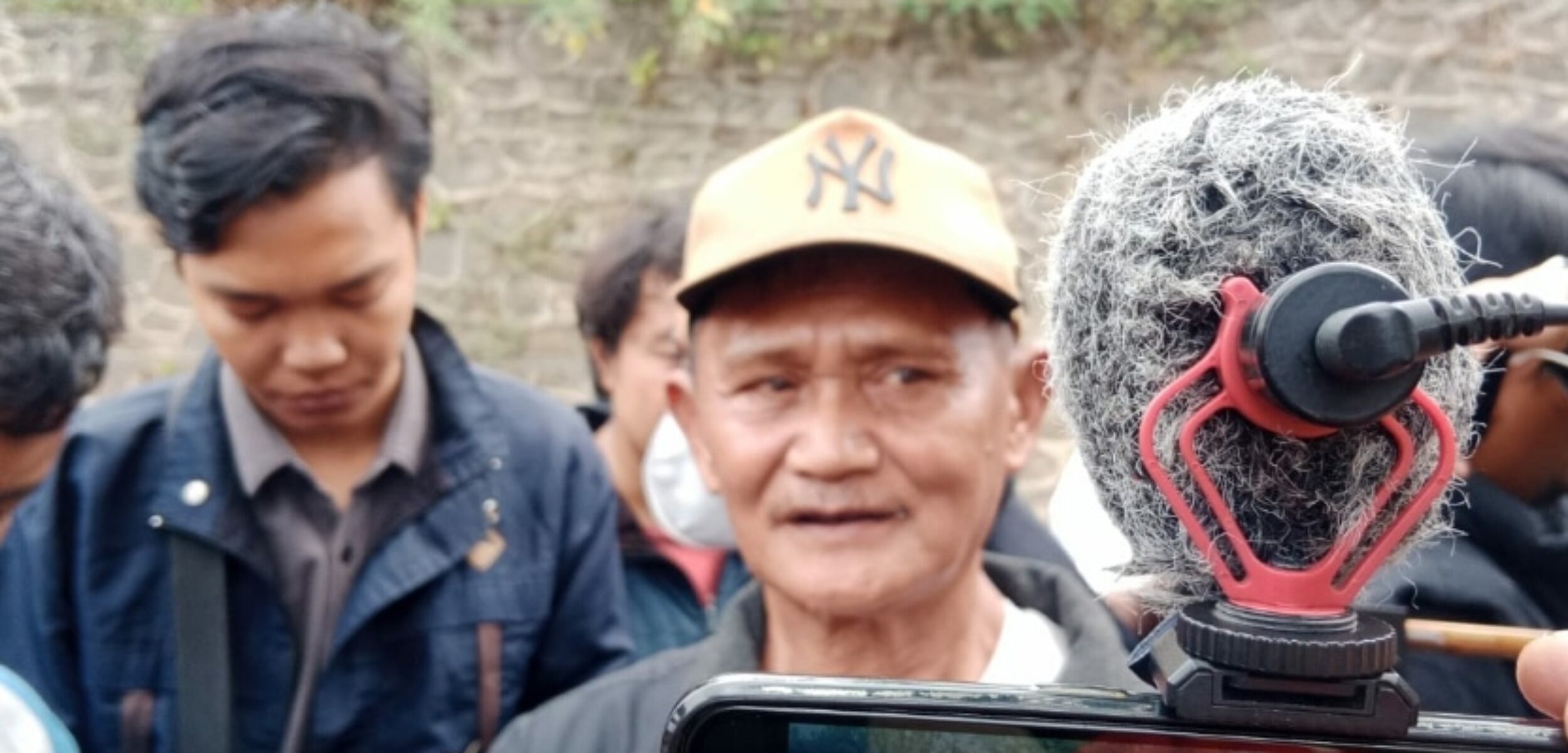 Markus Yulianto, Ketua RT.1, RW.2 Perumahan Bunga Tanjung, Dusun Jeding, Desa Junrejo, Kecamatan Batu, Kota Batu, saat diwawancarai awak media. (Yan)