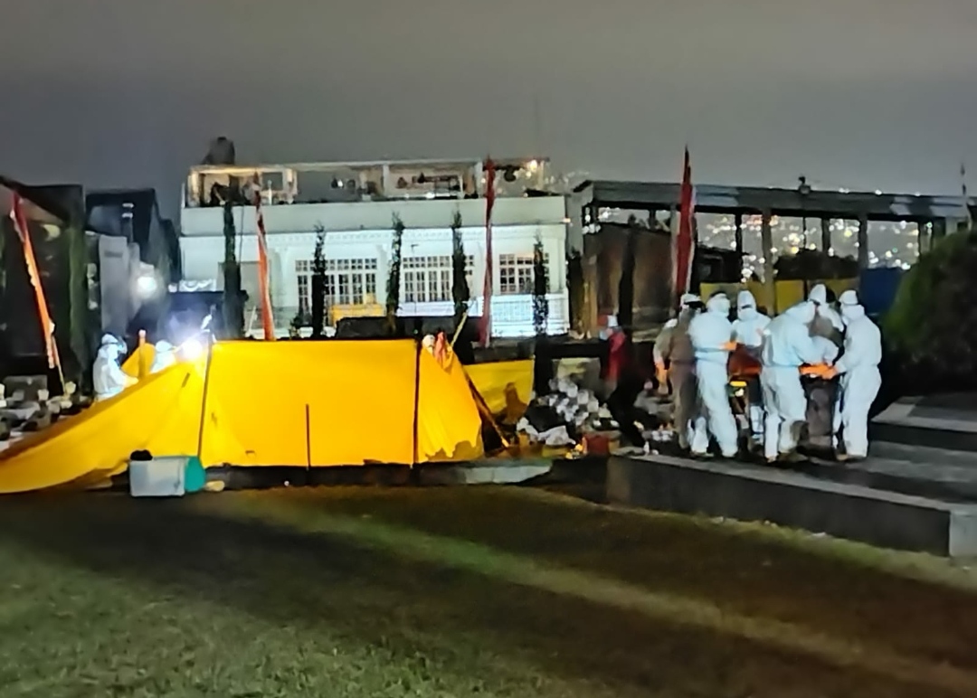 Tim Tagana Kota Batu, saat tengah melakukan pemindahan jasad mantan Wali Kota Batu dua periode Eddy Rumpoko, dari TMP ke makam keluarga yang berlokasi di Desa Pesanggrahan, Kecamatan Batu, Kota Batu. (Yan)