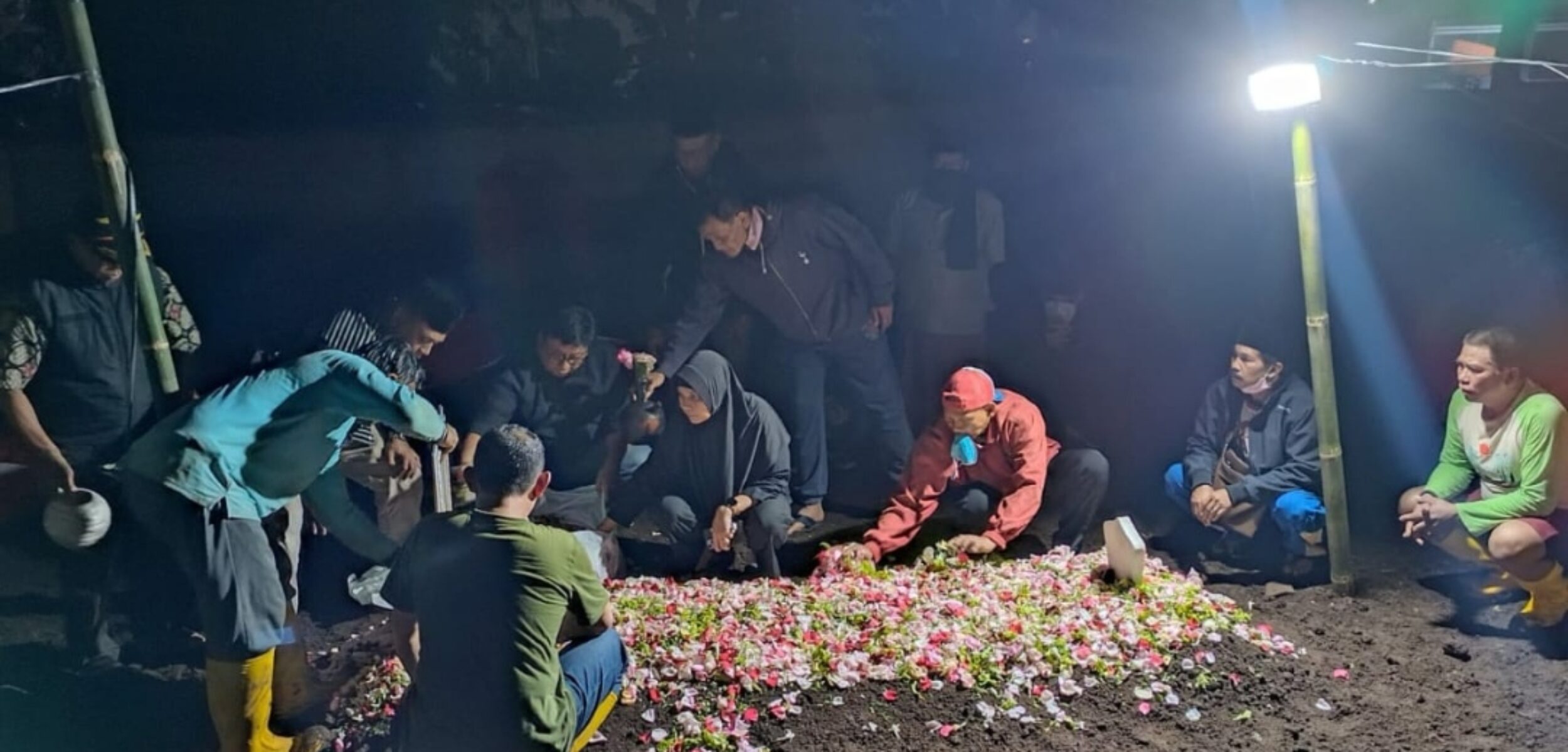 Pihak keluarga almarhum Eddy Rumpoko, saat tengah menghadiri prosesi pemindahan jasad ke makam keluarga di yang berlokasi di Jalan Sakura, Desa Pesanggrahan, Kecamatan Batu, Kota Batu. (Yan)