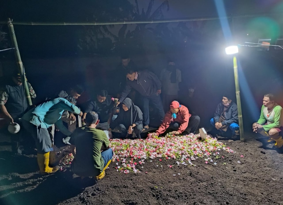 IMG 20240802 075902 1 Pihak keluarga almarhum Eddy Rumpoko, saat tengah menghadiri prosesi pemindahan jasad ke makam keluarga di yang berlokasi di Jalan Sakura, Desa Pesanggrahan, Kecamatan Batu, Kota Batu. (Yan)