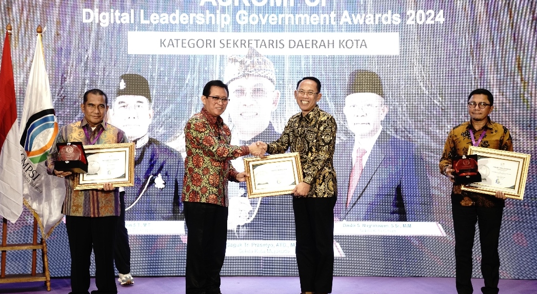 Sekda Kota Mojokerto Gaguk Tri Prasetyo saat menerima penghargaan sebagai Sekretaris Daerah Terbaik Se-Indonesia, Kamis (1/8/2024). (Diskominfo Kota Mojokerto for kabarterdepan.com) 