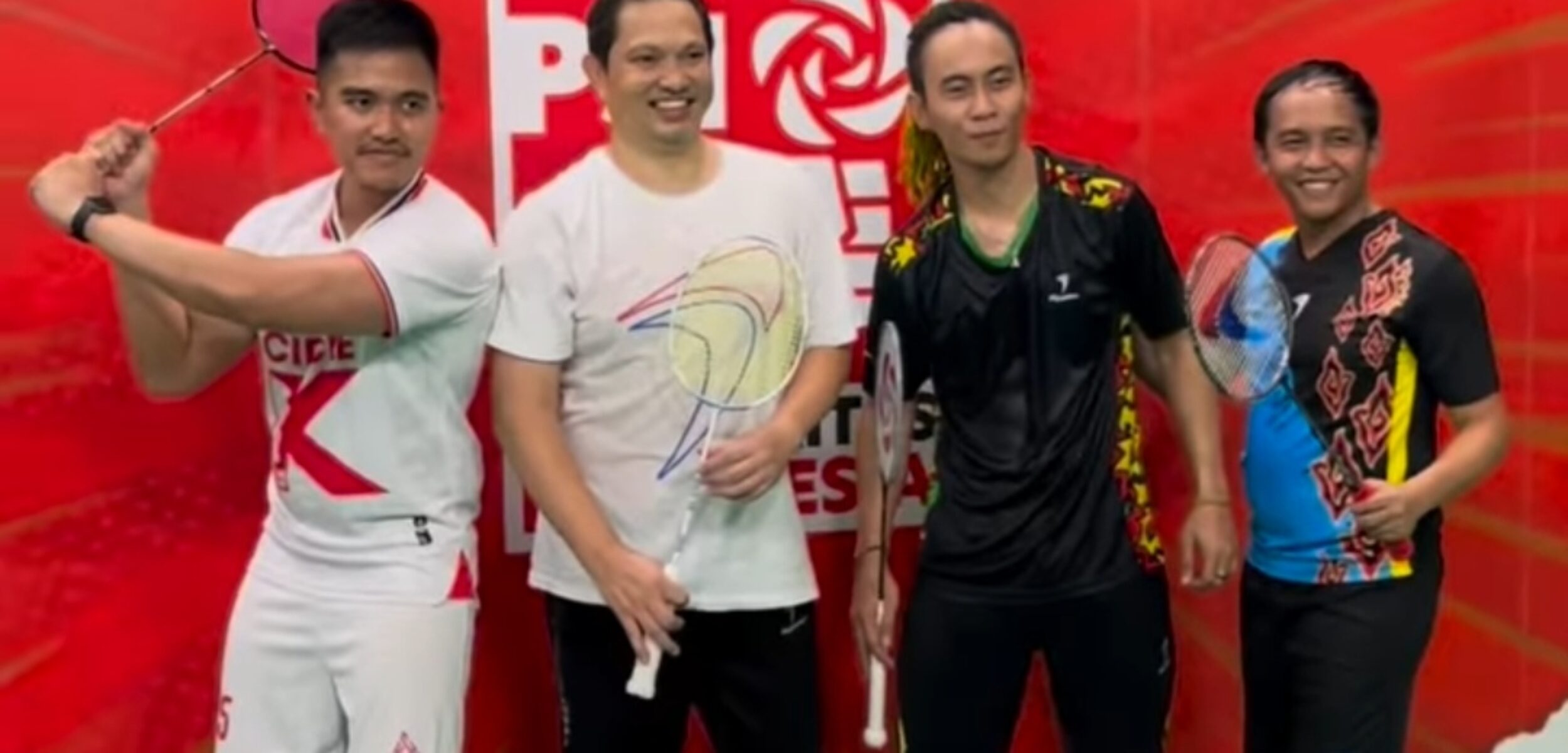 Kaesang Pangarep (kiri) usai main bulu tangkis dan berikan rekom untuk 11 calon kepala daerah, Jumat (2/8/2024). (Instagram PSI_id)