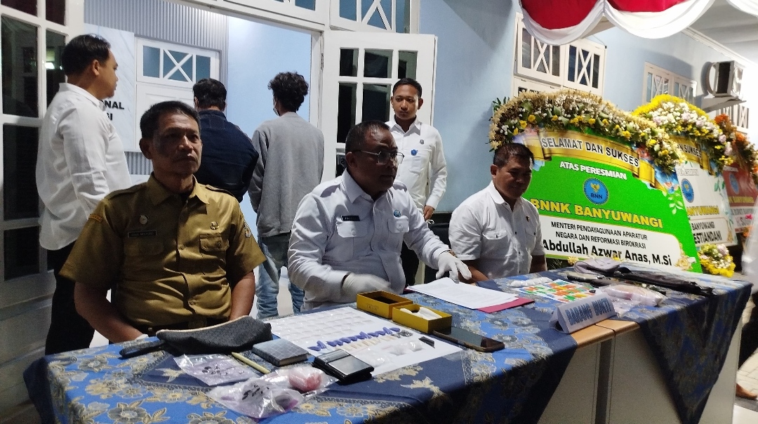 BNNK Banyuwangi ungkap penangkapan 2 orang pengedar sabu, Senin (5/8/2024). (Fitri Anggiawati/kabarterdepan.com) 