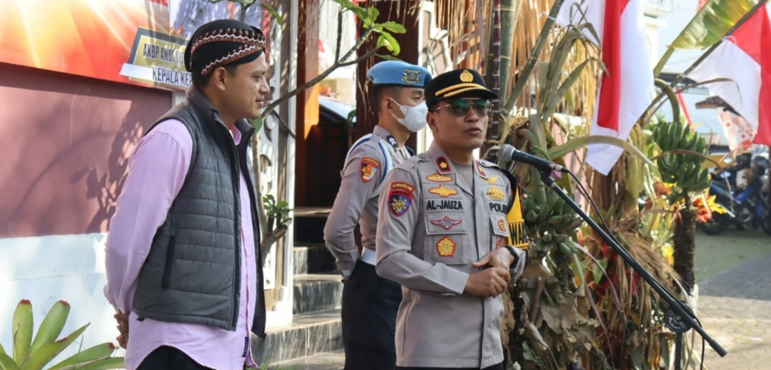 Wakapolres Batu Kompol Jeni Al Jauza, saat tengah memimpin Apel dalam kegiatan acara Jumat Curhat. (Yan/kabarterdepan.com)