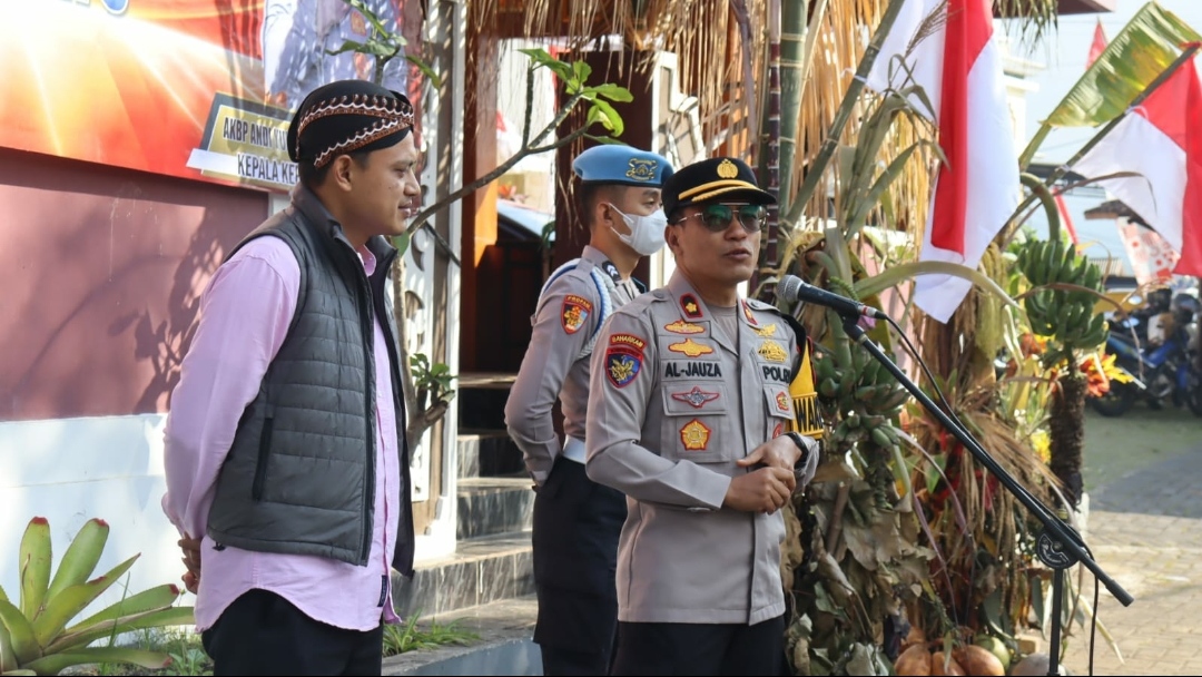 Wakapolres Batu Kompol Jeni Al Jauza, saat tengah memimpin Apel dalam kegiatan acara Jumat Curhat. (Yan/kabarterdepan.com) 