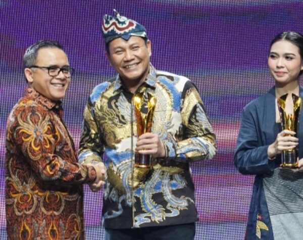 Terima Penghargaan Pimpinan Daerah Award 2024, Plt Bupati Sidoarjo: Pelayanan Masyarakat Terus Kami Tingkatkan
