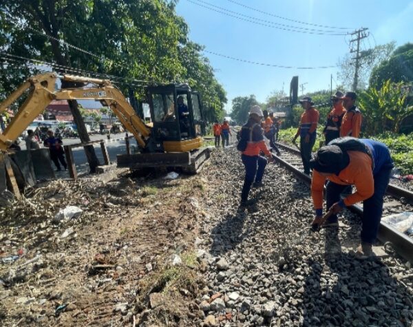 PT KAI Daop 8 Surabaya Sterilisasi Jalur KA