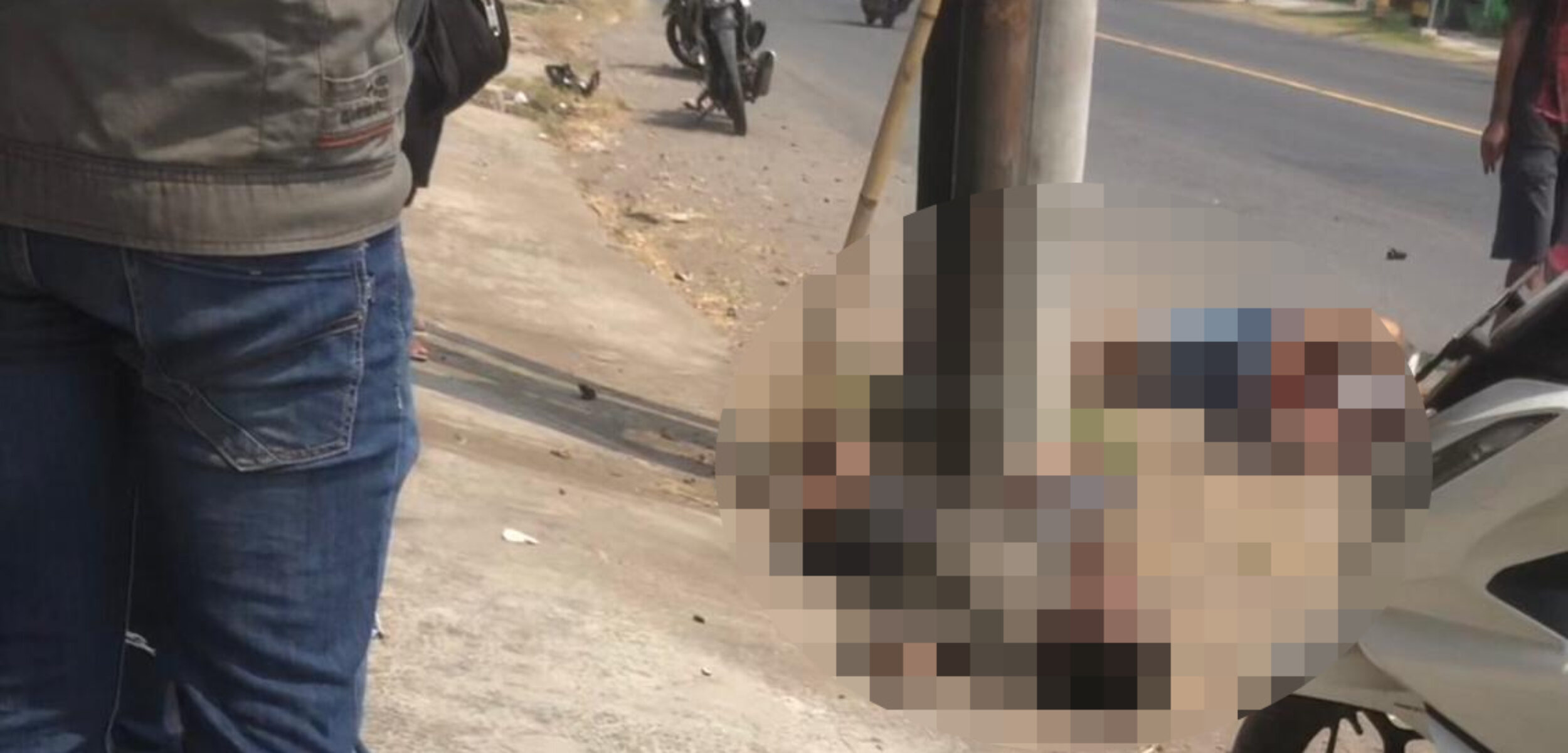 Kondisi korban saat tergeltak usai terlibat laka lantas tunggal di di Jalan Raya Kembangsri, Kecamatan Ngoro, Kabupaten Mojokerto, Kamis (15/8/2024) siang sekitar pukul 12.44 WIB (Andy / Kabarterdepan.com) 