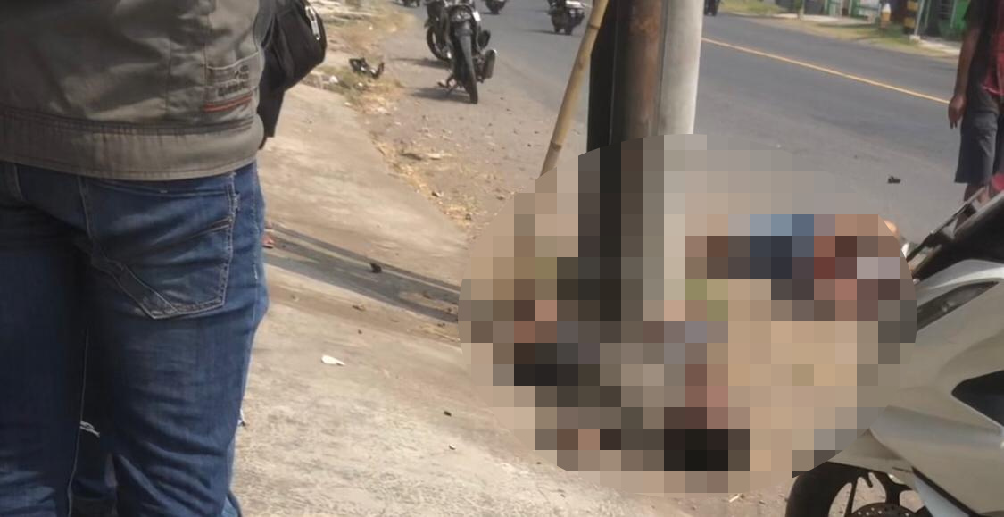 Kondisi korban saat tergeltak usai terlibat laka lantas tunggal di di Jalan Raya Kembangsri, Kecamatan Ngoro, Kabupaten Mojokerto, Kamis (15/8/2024) siang sekitar pukul 12.44 WIB (Andy / Kabarterdepan.com) 