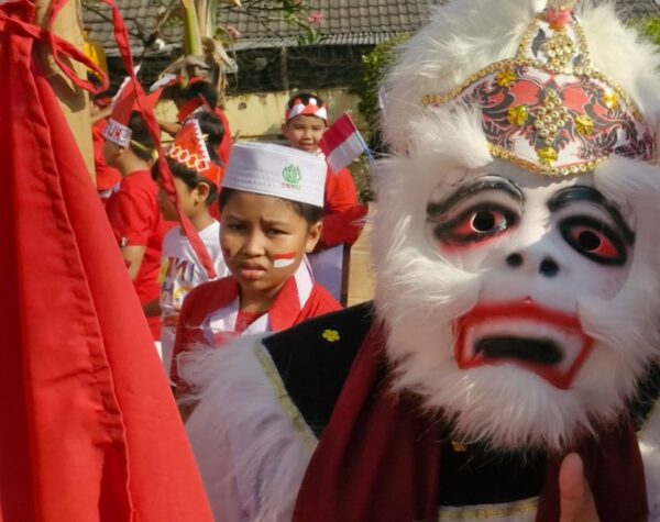 Begini Keseruan Karnaval Kostum Unik Siswa SD ICP Al Falah Darussalam 2 Tropodo Sidoarjo