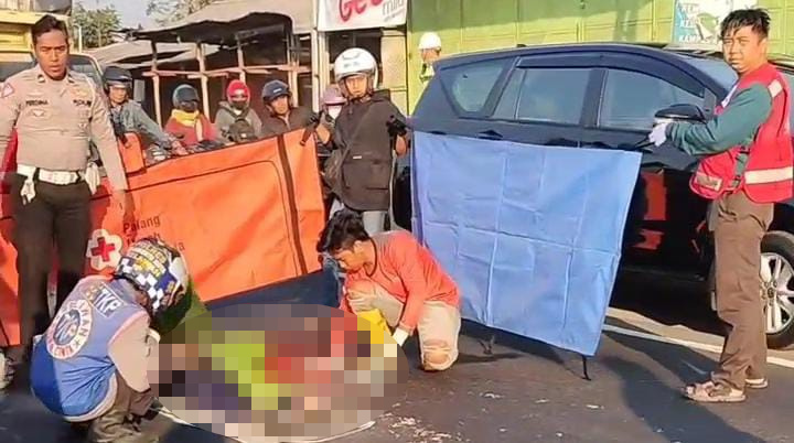 Kondisi korban Ma’rifatul Ummah (24), saat tergeletak di tengah jalan, Jalan Raya Mlirip, Kecamatan Jetis, Mojokerto Rabu (21/8/2024) pagi (Andy / Kabarterdepan.com)