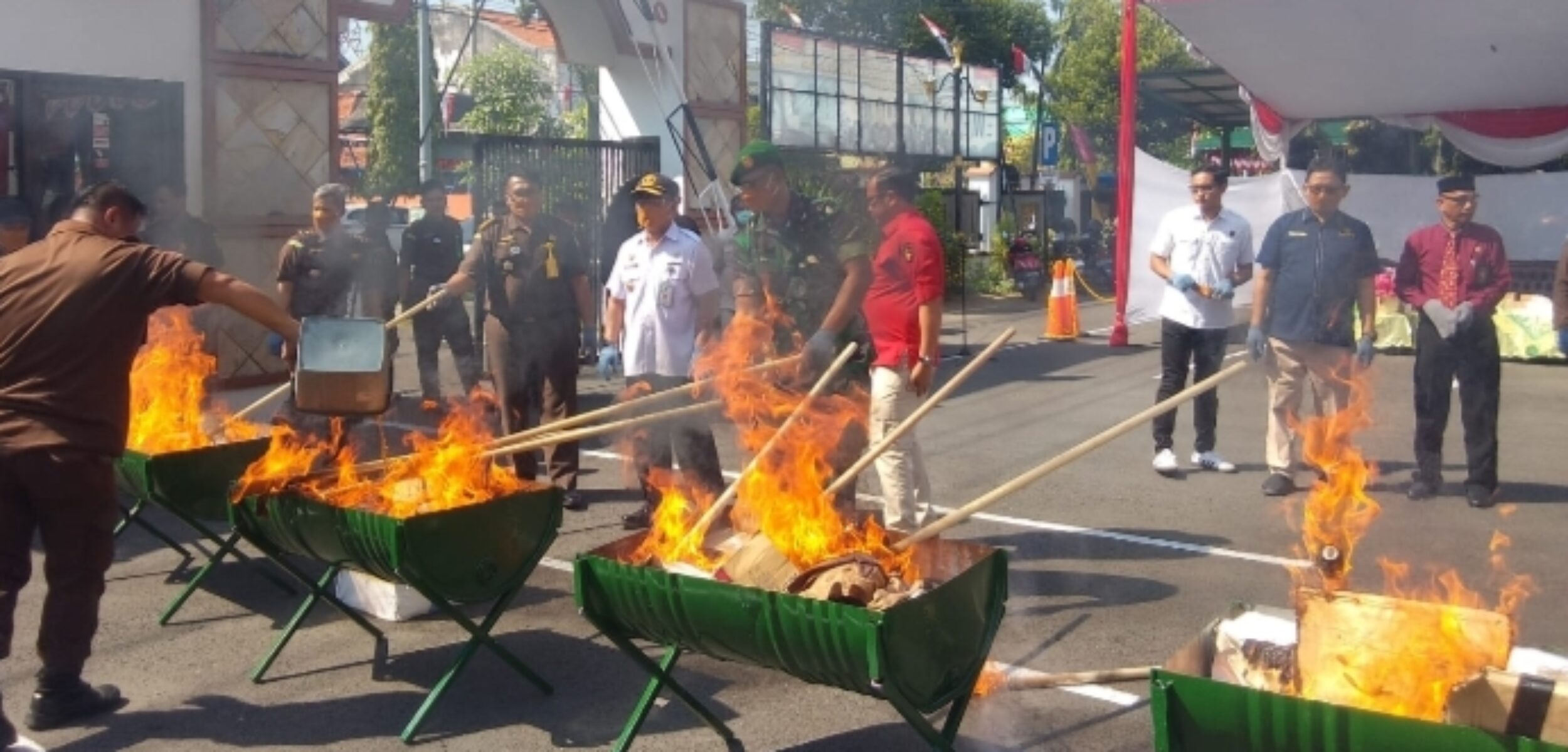 Kejari Sidoarjo Musnahkan BB dari 291 Perkara, Ada Sabu hingga Senjata Api Rakitan