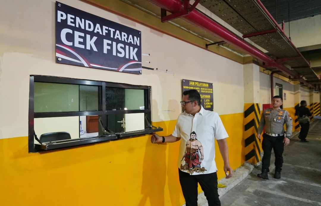 Pj Wali Kota Mojokerto meninjau lokasi cek fisik kendaraan di Samsat yang berada di MPP Gajah Mada. (Diskominfo Kota Mojokerto untuk kabarterdepan.com) 