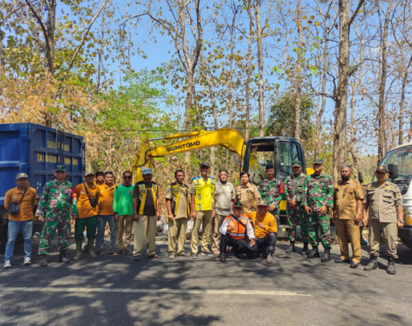 DLH Kabupaten Mojokerto Bersihkan Sampah yang Menumpuk di Sepanjang Jalan Raya Kemlagi
