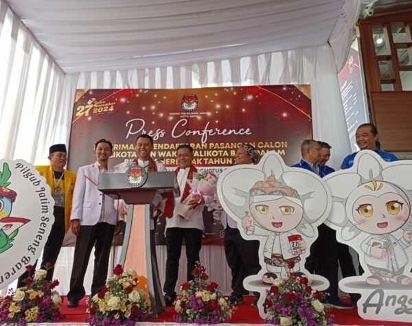 Diusung 4 Parpol, Pasangan Firhando Gumelar-Rudi Daftar ke KPU Kota Batu