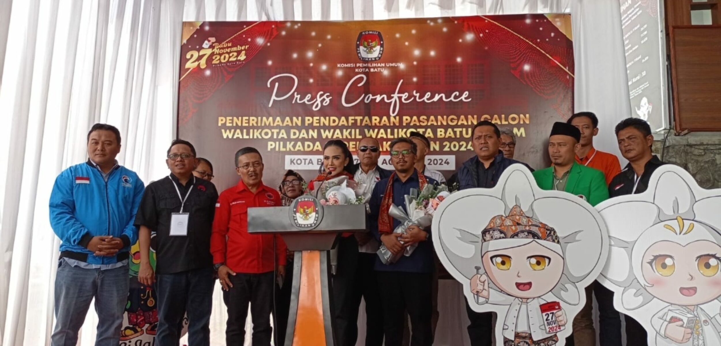 Diarak Naik Jip, Kris Dayanti-Dewa Daftar ke KPU Kota Batu