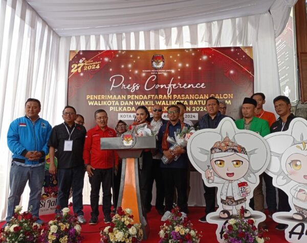 Diarak Naik Jip, Kris Dayanti-Dewa Daftar ke KPU Kota Batu