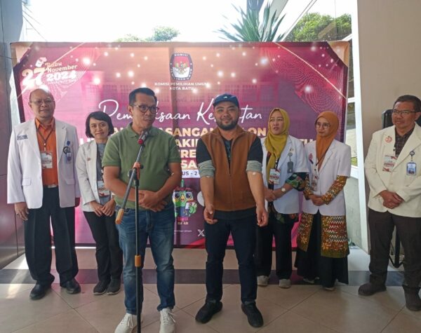 Pasangan Nurochman-Heli Suyanto di Pilkada Kota Batu Jalani Pemeriksaan Kesehatan, Libatkan 6 Dokter Spesialis