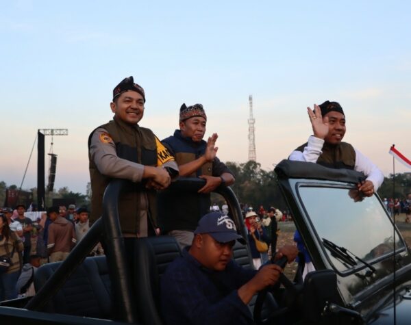 Kemeriahan Kirab Maskot Pilkada Serentak 2024 di Kota Batu