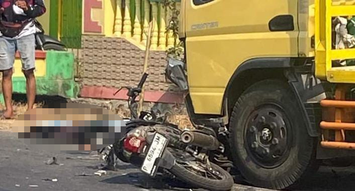 Kondisi motor dan motor yang tergeletak setelah dihantam truk dari arah berlawanan di Jalan Raya Desa Windurejo, Kecamatan Kutorejo, Kabupaten Mojokerto, Sabtu (31/8/2024) siang sekitar pukul 13.58 WIB (Andy / Kabarterdepan.com) 