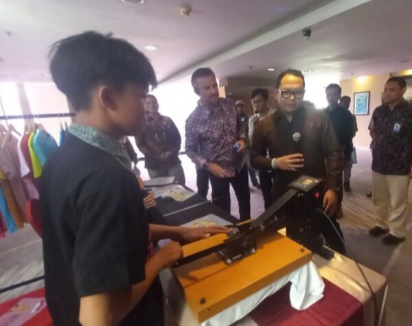 Arie Rukmantara bersama Steve Scott meninjau stan SKB Negeri Surabaya.(ano/kabarterdepan)