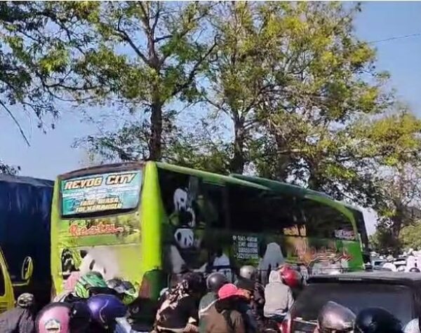 Jalan Sehat Padati Alun-alun Jombang, Pengendara Jalan Terjebak Macet