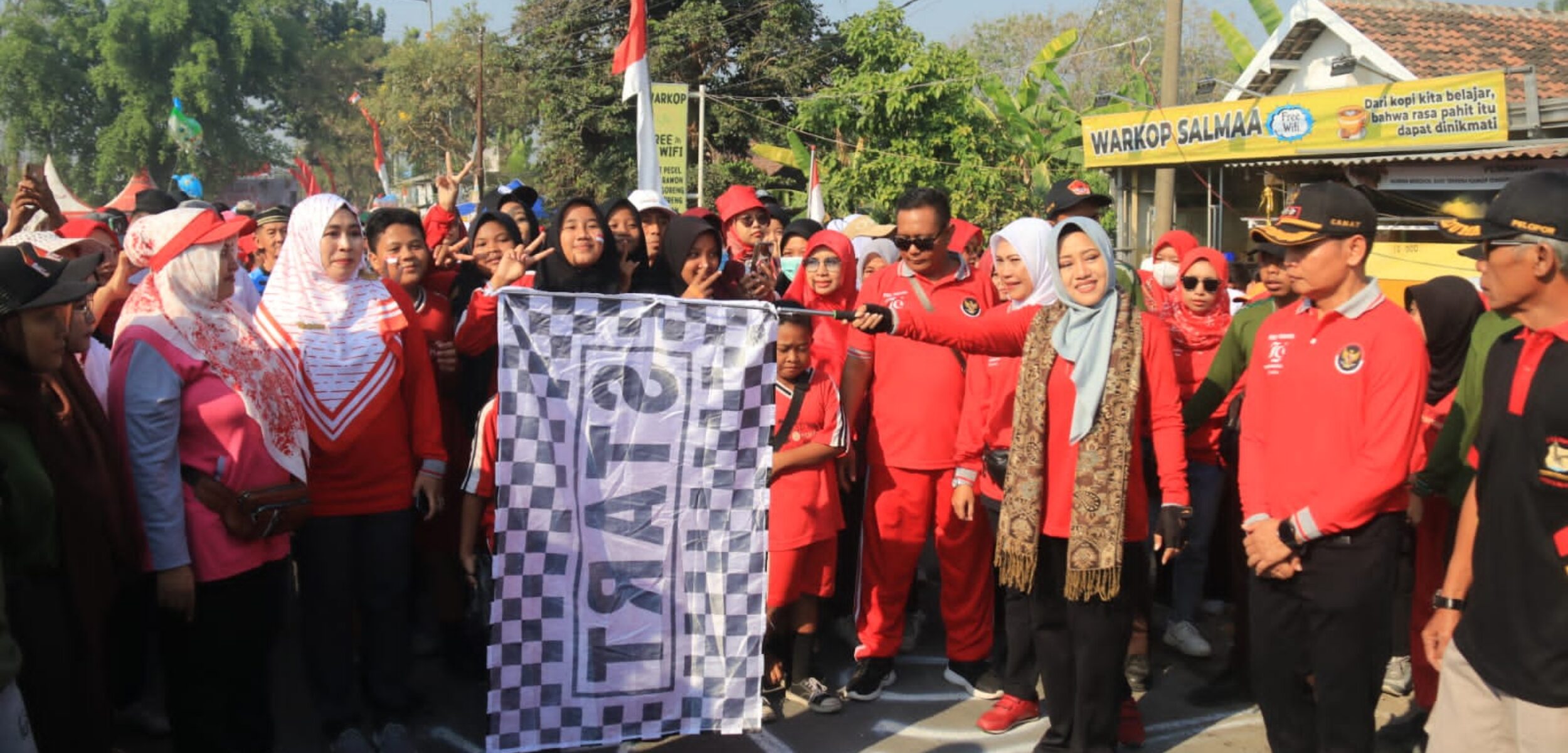 Semarakkan HUT Ke-79 RI, Bupati Mojokerto Berangkatkan Jalan Sehat di Sooko