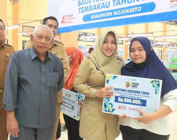 Bupati Mojokerto Salurkan BLT DBHCHT Kepada 1.741 Buruh Pabrik Rokok