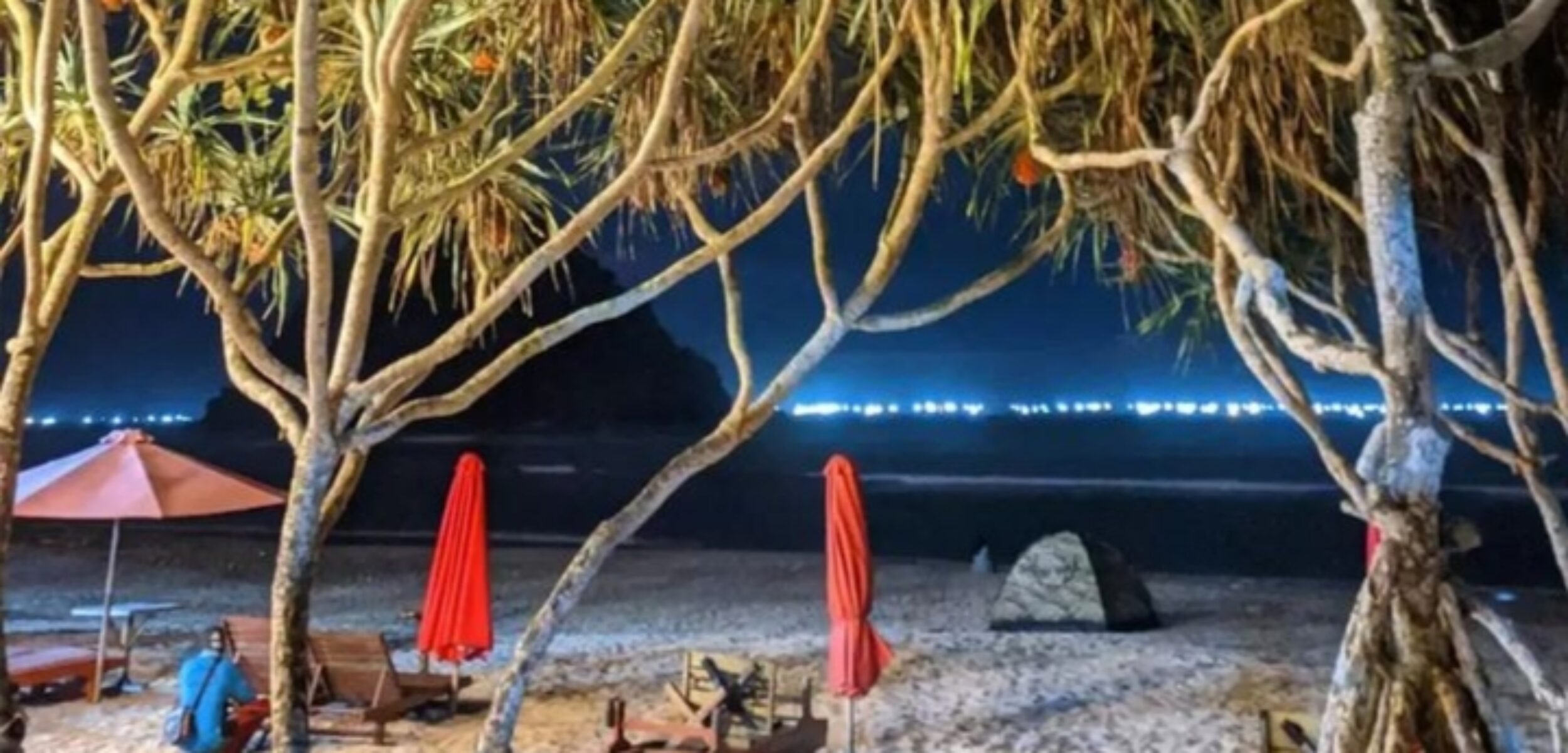 Pantai Pulau Merah/(instagram/@wisatakabupatenbanyuwangi)