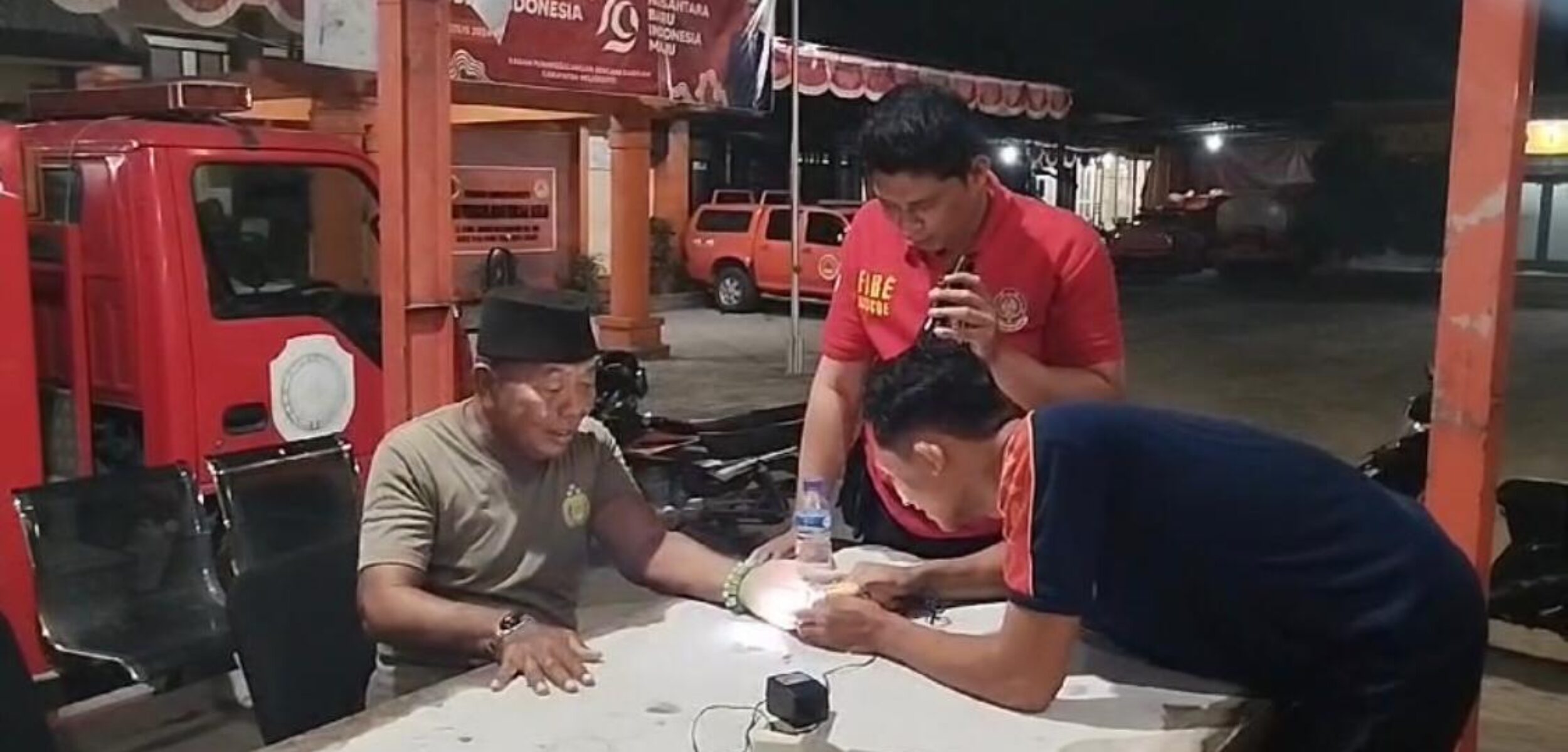 Proses evakuasi cincin akik di jari tukang pijat oleh Petugas Damkar Kabupaten Mojokerto, Minggu (1/9/2024) malam (Andy / Kabarterdepan.com) 