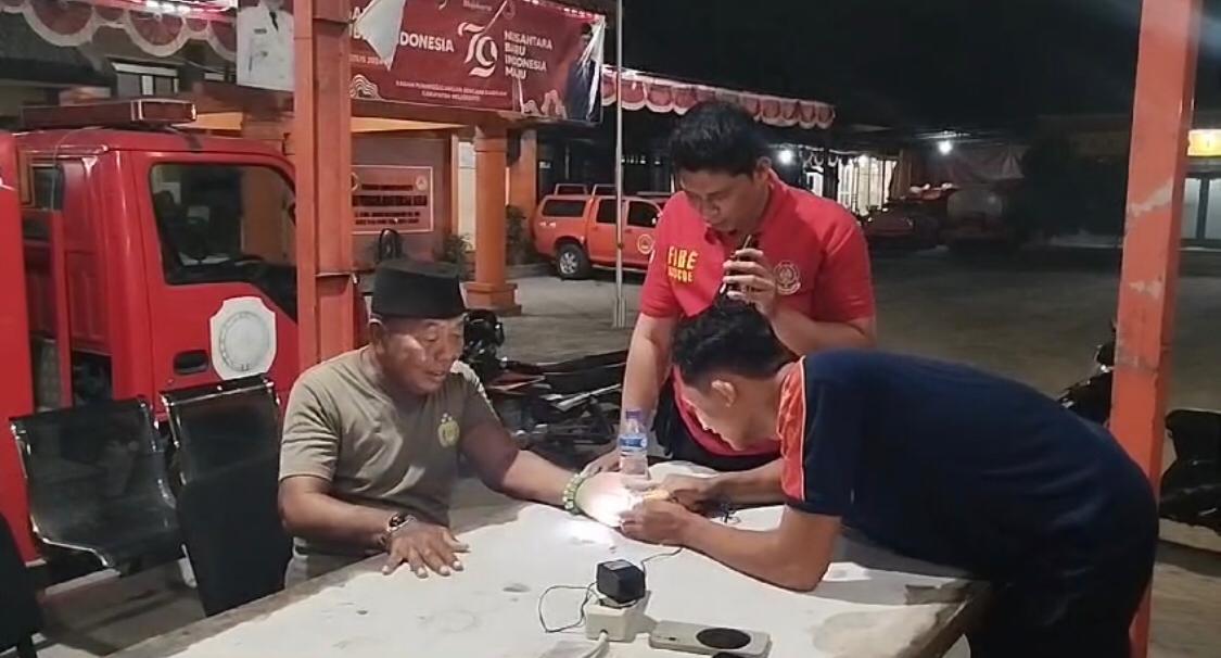 IMG 20240902 WA0001 1 Proses evakuasi cincin akik di jari tukang pijat oleh Petugas Damkar Kabupaten Mojokerto, Minggu (1/9/2024) malam (Andy / Kabarterdepan.com)