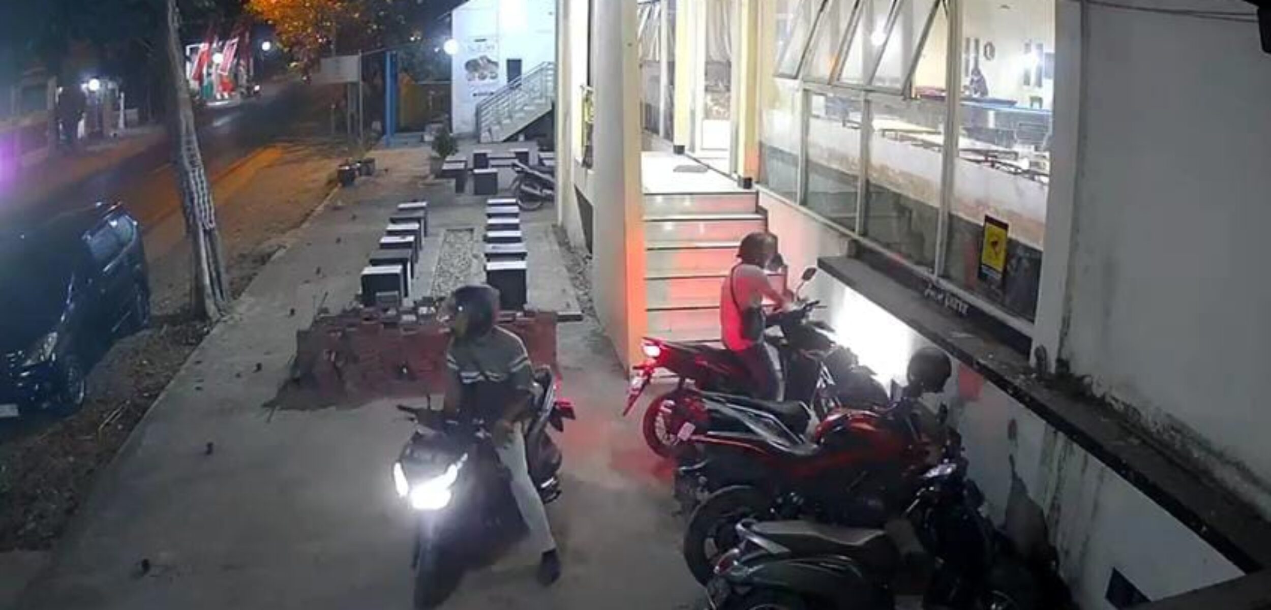 Pura-pura Main Billiard, 2 Pria Ini Terekam CCTV Bawa Kabur Motor Pengunjung Kafe di Kutorejo