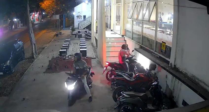 Tangkapan layar CCTV pelaku menggasak motor korban di Desa Pesanggrahan, Kecamatan Kutorejo, Kabupaten Mojokerto pada Kamis (29/8/2024) kemarin malam (Andy / Kabarterdepan.com) 