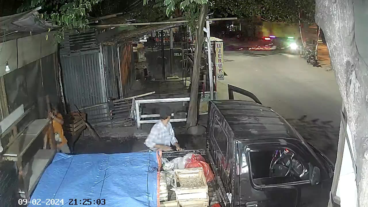 Tangkapan layar rekaman CCTV saat MR (14), pelajar asal Kecamatan Trawas, Kabupaten Mojokerto ditabrak dump truk saat melintas di Simpang 4 Kutorejo, Senin (2/9/2024) malam (Andy / Kabarterdepan.com)