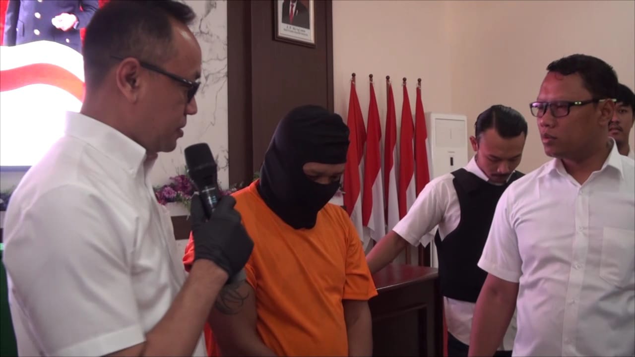 Kasat Reskrim Polres Mojokerto Kota, AKP Achmad Rudi Zaeny saat menanyai tersangka dukun palsu pengganda uang (Andy / Kabarterdepan.com) 