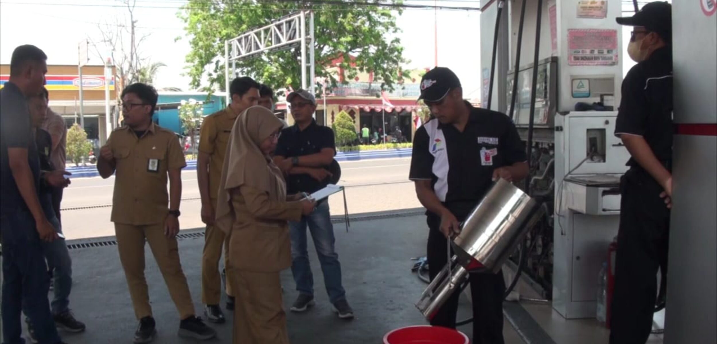 SPBU di Jalan Raya Bhayangkara Kota Mojokerto disidak petugas Diskopukmerperindag didampingi jajaran Polres Mojokerto Kota, Selasa (3/9/2024) siang (Andy / Kabarterdepan.com) 