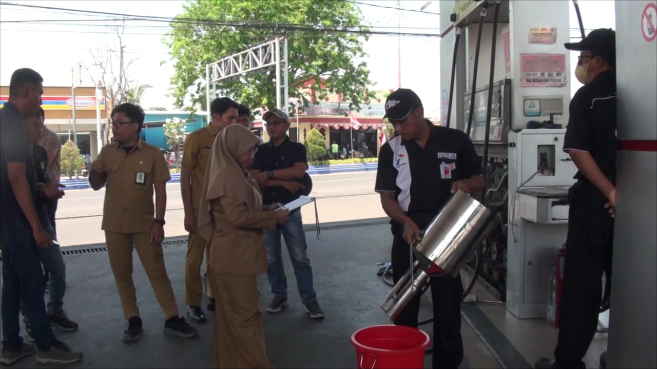SPBU di Jalan Raya Bhayangkara Kota Mojokerto disidak petugas Diskopukmerperindag didampingi jajaran Polres Mojokerto Kota, Selasa (3/9/2024) siang (Andy / Kabarterdepan.com) 