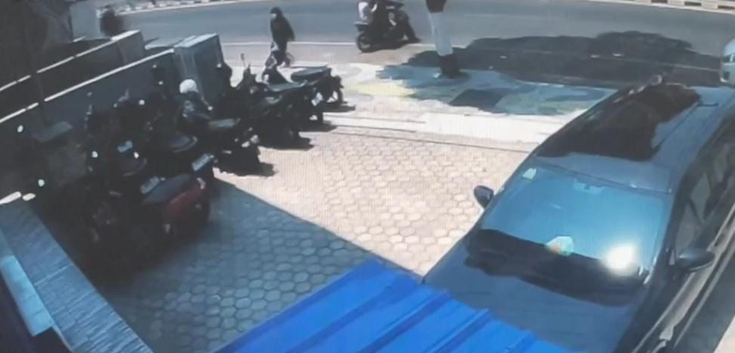 Terekam CCTV, 3 Remaja Kompak Curi Helm di Parkiran Kantor Leasing Kota Mojokerto, Selasa (3/9/2024) kemarin siang sekitar pukul 11.55 WIB (Andy / Kabarterdepan.com)