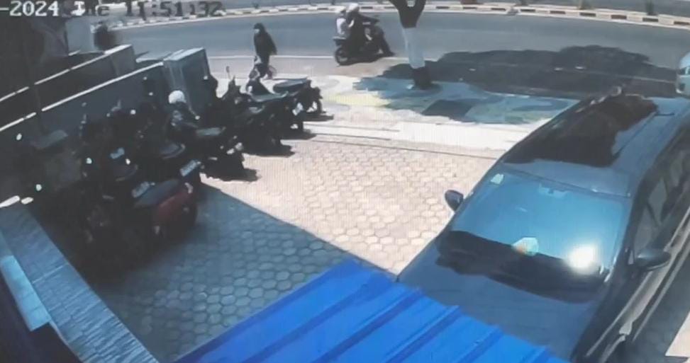 Terekam CCTV, 3 Remaja Kompak Curi Helm di Parkiran Kantor Leasing Kota Mojokerto, Selasa (3/9/2024) kemarin siang sekitar pukul 11.55 WIB (Andy / Kabarterdepan.com)